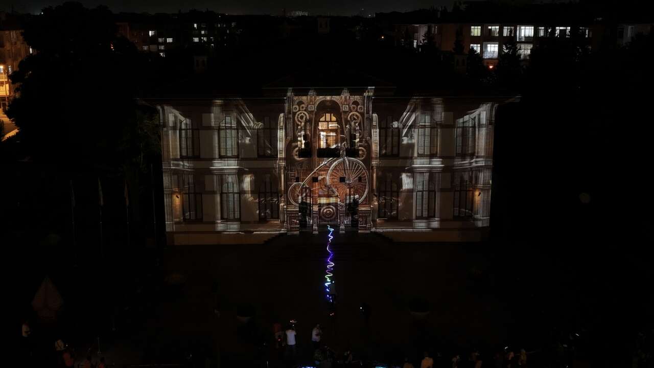 Konya Bisiklet Festivali başladı! Gökyüzünü drone’lar, tarihi yapıyı ışık gösterisi aydınlattı 6